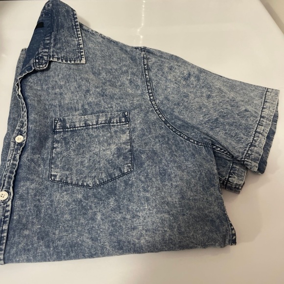 Men’s distressed short sleeve button down size large - Picture 4 of 6